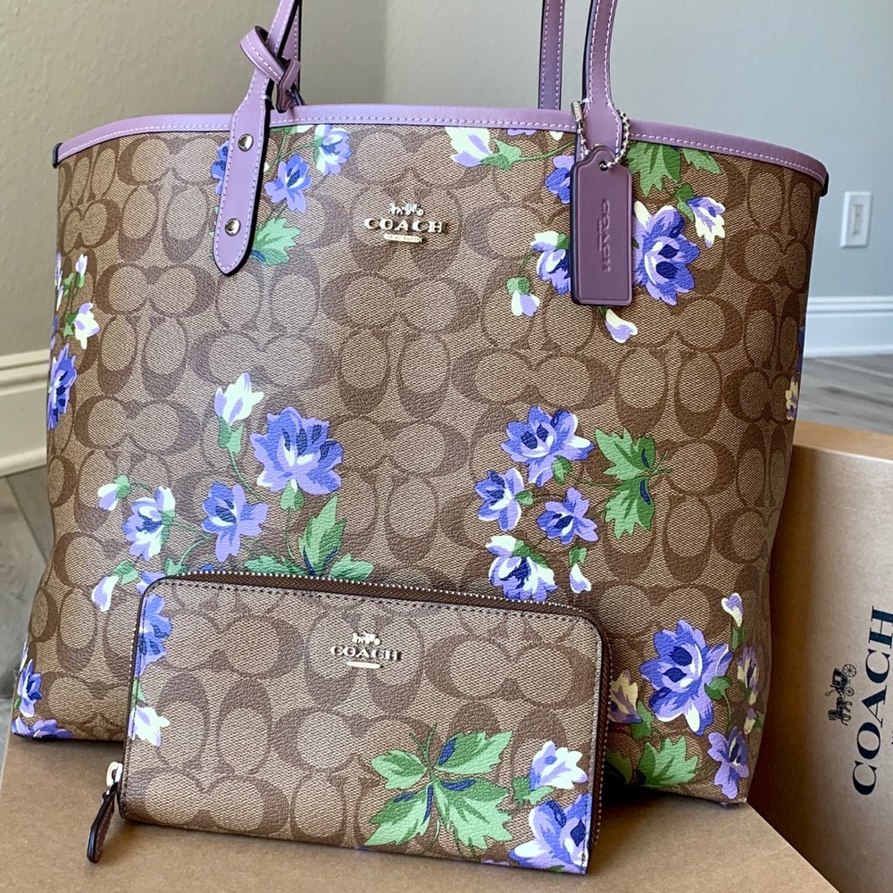 Coach Signature Reversible Lily City Tote /Wallet - Picture 2 of 8